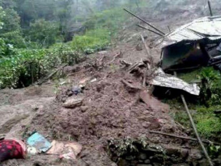 बाढीले बगाउँदा युवा बेपत्ता, दर्जनौँ पशुचौपाया बगायो 